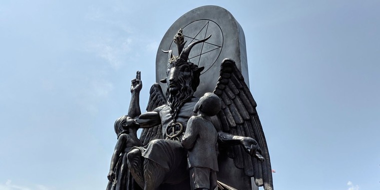 Satanistas instalam estátua de criatura com cabeça de bode nos EUA