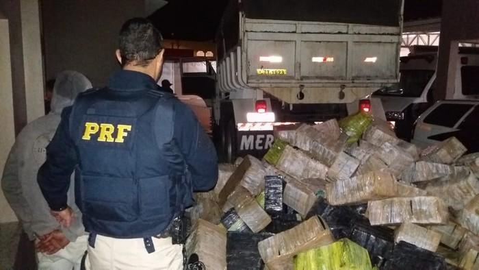 Quase 4 toneladas de maconha foram apreendidas em Cajati, SP (Crédito: Divulgação/PRF)