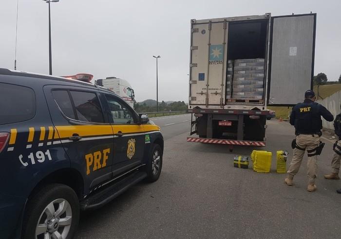 Quase 4 toneladas de maconha foram apreendidas em Cajati, SP (Crédito: Divulgação/PRF)
