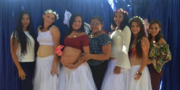 Ensaio fotográfico com mulheres grávidas.