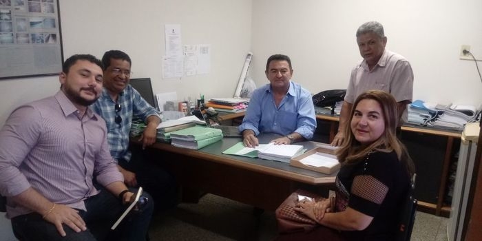 Prefeita participa da assinatura de contrato para asfaltamento