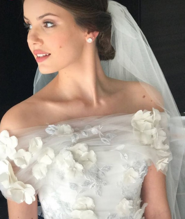 Detalhes do vestido de Camila Queiroz (Crédito: Reprodução/Instagram)