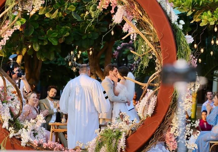 Camila Queiroz e Klebber Toledo se casam (Crédito: anuela Scarpa e Iwi Onodera/Brazil News)