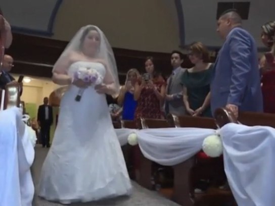 Noiva caminha até altar após ter braços e pernas amputas; entenda