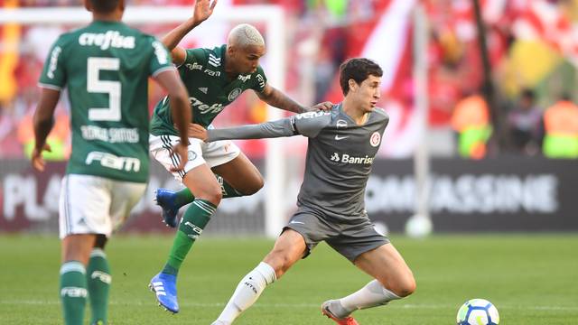 Rodrigo Dourado tenta afastar Deyverson no Beira-Rio  (Crédito: Ricardo Duarte/Inter)