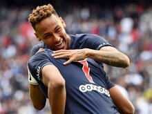 Sem quedas, Neymar sobe no conceito de torcida e imprensa