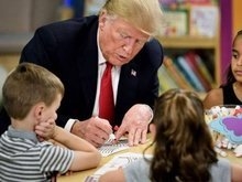 Trump erra as cores da bandeira americana em evento com crianças