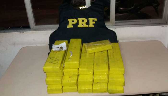 17 tabletes de maconha apreendidos com mulher na BR-316 (Crédito: PRF-Maranhão)