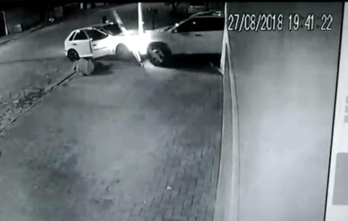  Momento em que carro do empresário "atropela" carro dos ladrões em Paranaguá  (Crédito: Reprodução)