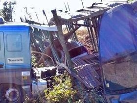 Caminhão-cegonha com 2 carros desce aterro na BR 343