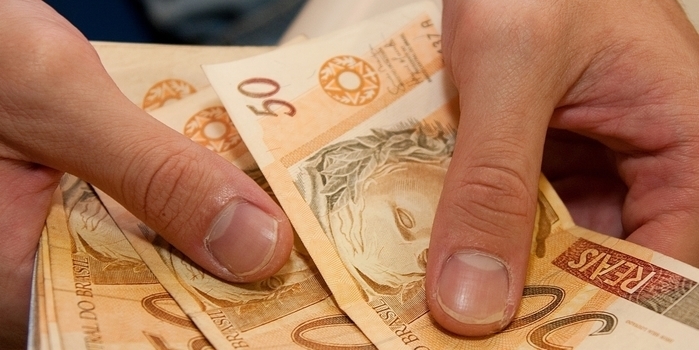 Governo sobe previsão do salário mínimo de R$ 998 para R$ 1.006