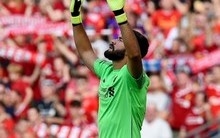 Na estreia de Alisson, Salah marca, e Liverpool goleia Napoli