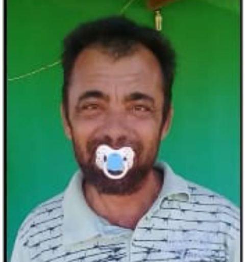 Brincalhão, Cícero posa de chupeta para uma foto (Crédito: Portal é noticias)