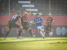 Vitória e Cruzeiro desencantam no segundo tempo, mas ficam no 1 a 1
