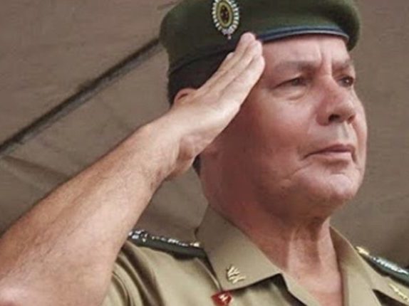Vice de Bolsonaro, General Mourão já chamou torturador de herói