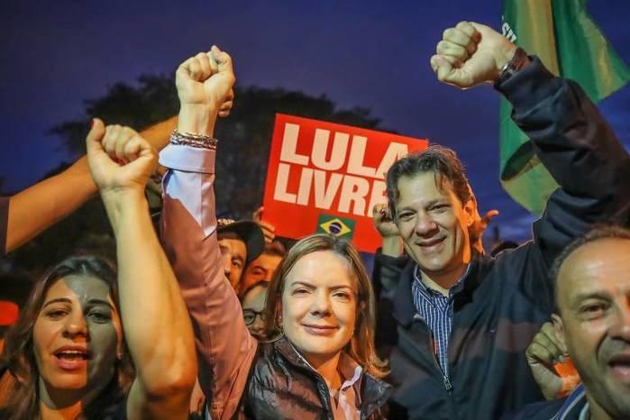 Gleisi Hoffmann e Fernando Haddad durante visita a Lula na PF, em Curitiba (Crédito: Ricardo Stuckert - /Divulgação )