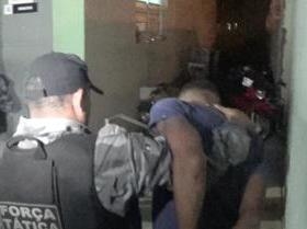 Acusado de matar mulher a tiros durante assalto é preso com arma