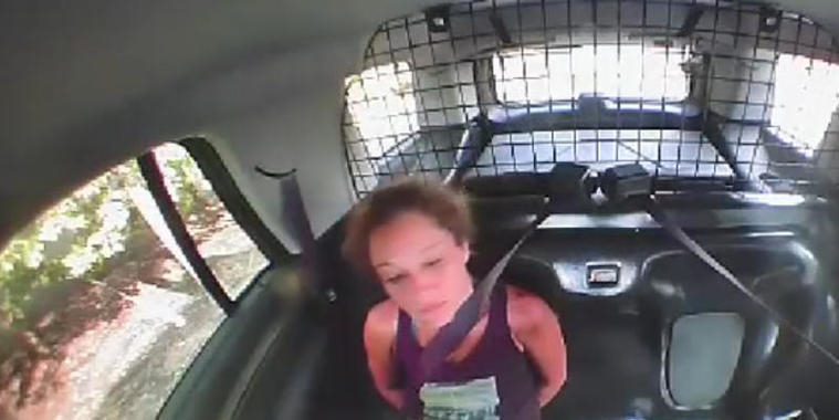Algemada, mulher rouba viatura policial para fugir; vídeo