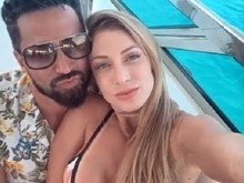 Latino posta foto em Ibiza com namorada fazendo topless; vídeo