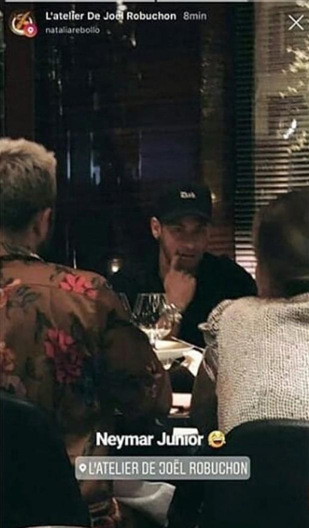 Neymar jantando em restaurante de Paris (Crédito: Reprodução/Instagram)