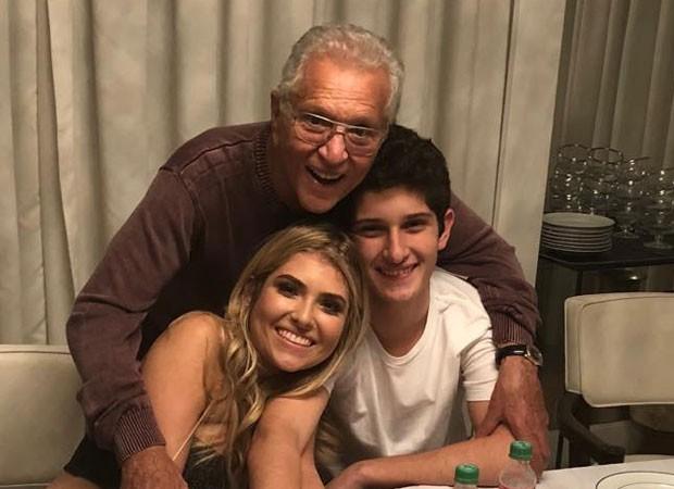 Carlos Alberto de Nóbrega com os filhos Maria Fernanda e João Victor (Crédito: Reprodução)