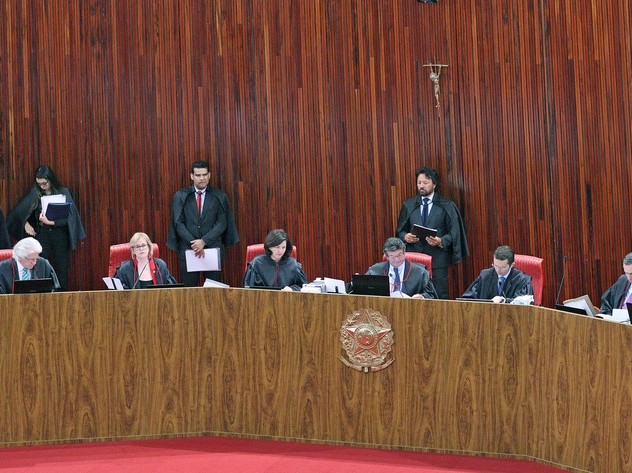 TSE decide manter votações pelo horário local de cada região