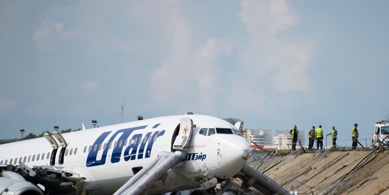 Avião pega fogo ao pousar em Sochi e 18 pessoas ficam feridas