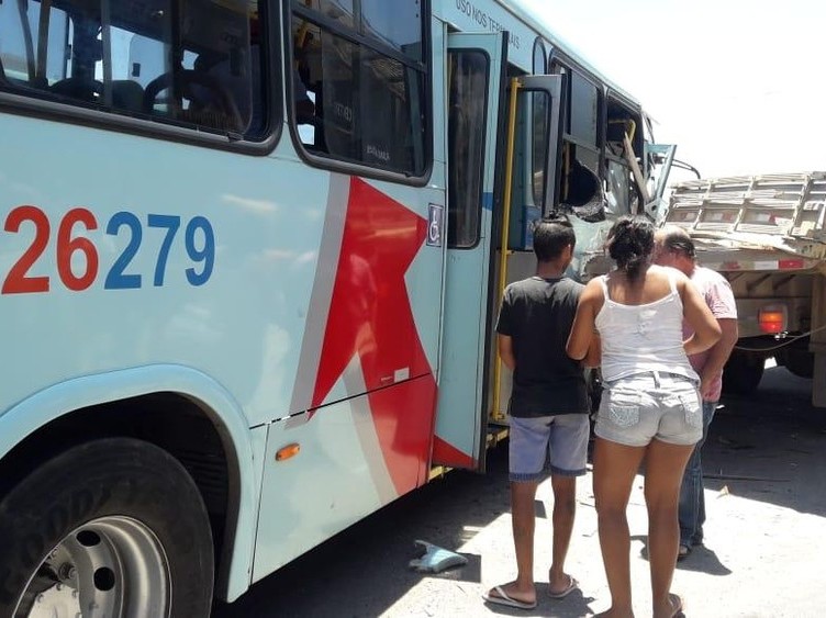 Criança "jogada" pela mãe durante acidente no CE permanece estável