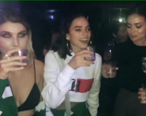 Bruna Marquezine se diverte com drinques e amigas na NYFW
