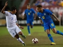 Neymar critica juiz por cartão amarelo: