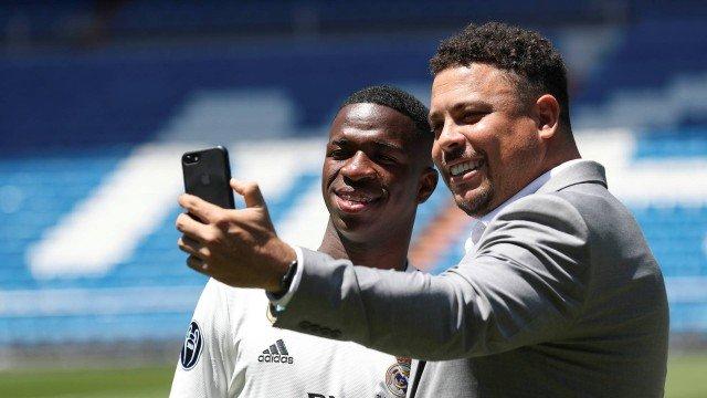 Ronaldo prestigiou a apresentação de Vinicius no Real Madrid  (Crédito:  REUTERS/Susana Vera)