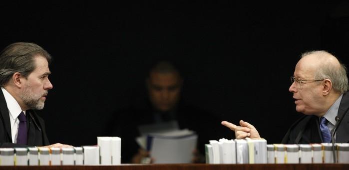 Novo presidente do STF, Dias Toffoli conversa no plenário da 2ª Turma com o decano da Corte, ministro Celso de Mello (Crédito: Rosinei Coutinho/SCO/STF )