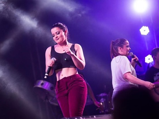 Maraisa, dupla com Maiara, canta com barriga de fora e impressiona