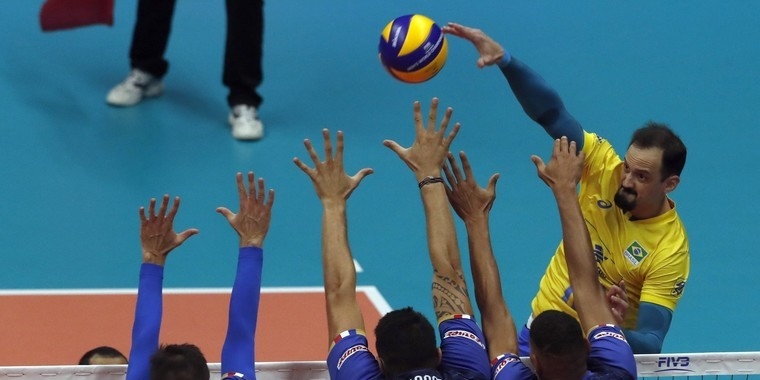 Após dois sets impecáveis, Brasil bate time da poderosa França