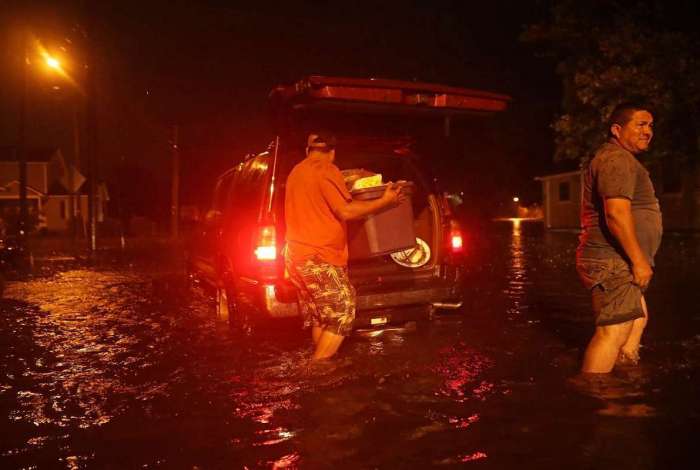 Tempestade começou a atingir os EUA na madrugada desta sexta (Crédito: Somodevilla / Getty Images/AFP)