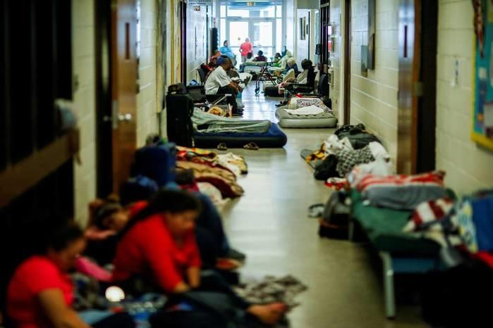 Moradores em abrigo da Cruz Vermelha na cidade de Grantsboro, na Carolina do Norte (Crédito: Eduardo Muñoz/Reuters)