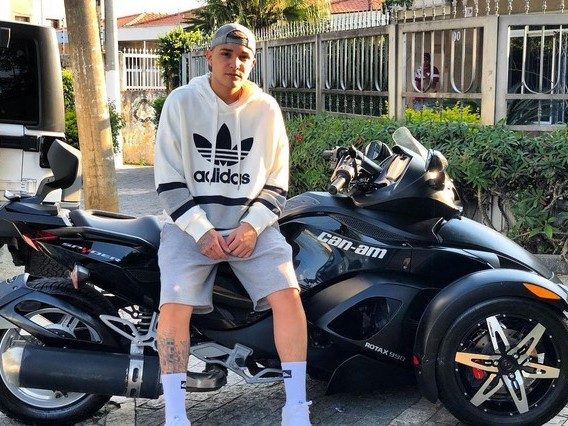 MC Gui ostenta triciclo de R$ 100 mil na web: "Jet-ski com rodas"