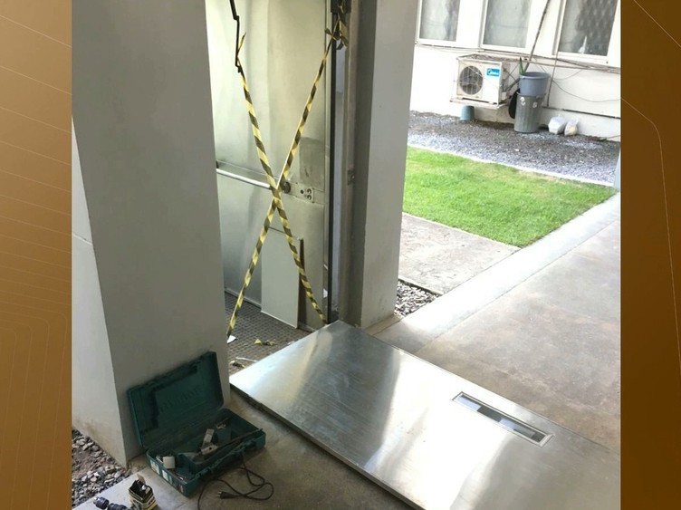 Porta de elevador quebrado cai sobre criança de 2 anos na Paraíba