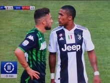 Douglas Costa se desculpa por cusparada em jogo:
