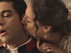 Orgulho e paixão: Randolfo "congela" com Lídia no colo.