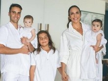 Ivete Sangalo batiza as gêmeas Marina e Helena em Salvador