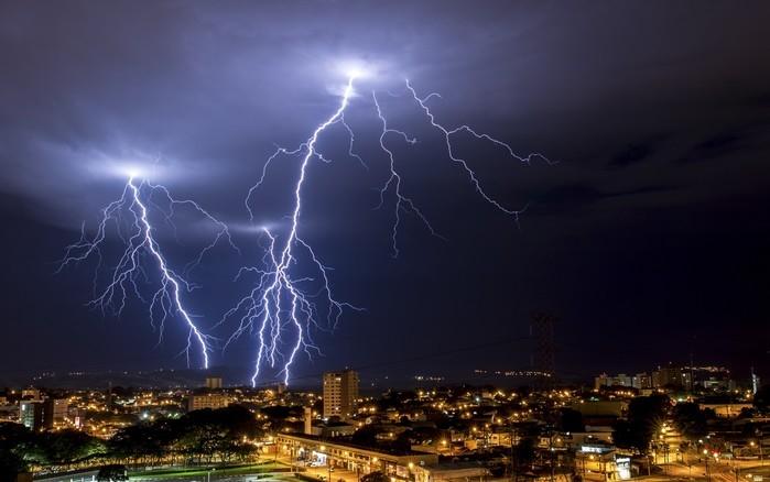 Média anual de raios a atingirem o país chega a 77,8 milhões (Crédito: Reprodução)