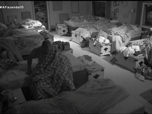 Fazenda 10: Aloísio Chulapa faz xixi no meio do quarto; vídeo