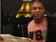 Santos alfineta Neymar com foto de Mbappé e camisa dada por Pelé
