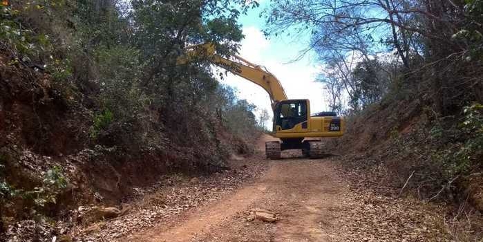 Prefeitura de Palmeirais recupera ladeira da Serra da Solta