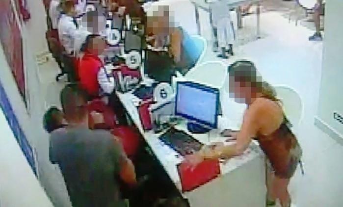 Atendente foi agredido por cliente durante atendimento, em São Vicente, SP (Crédito: Reprodução )