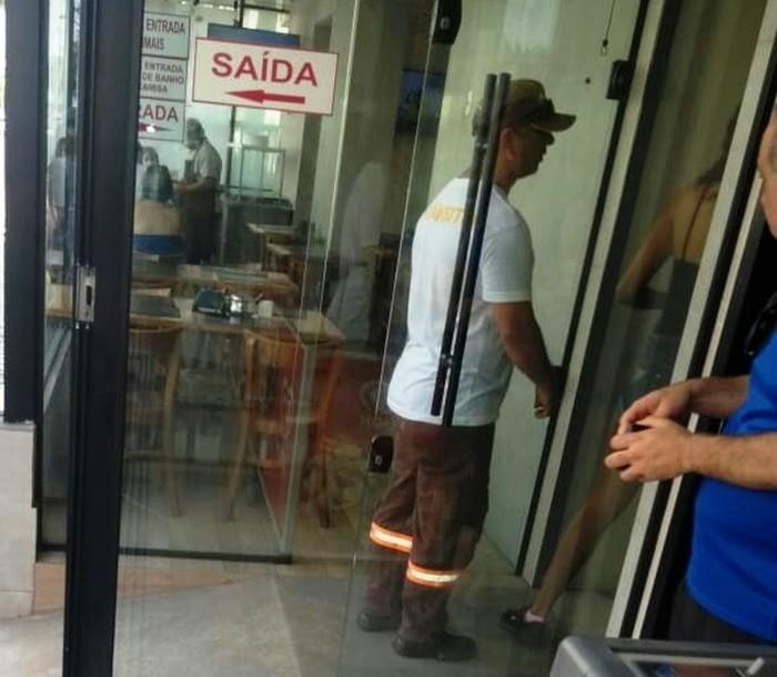 Agente de trânsito entra em padaria acompanhado de mulher (Crédito: Reprodução )