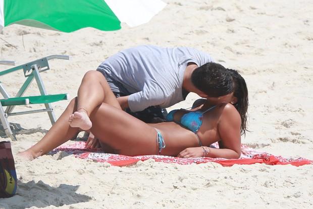 Giulia Costa beija muito em praia carioca (Crédito: AgNews))