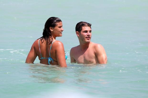 Giulia Costa beija muito em praia carioca (Crédito: AgNews))