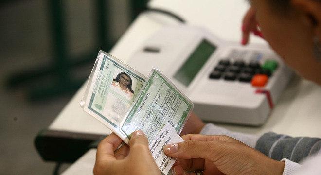 Em 2018, metade dos eleitores ainda usará documentos para votar (Crédito: DANIEL TEIXEIRA/ESTADÃO CONTEÚDO )